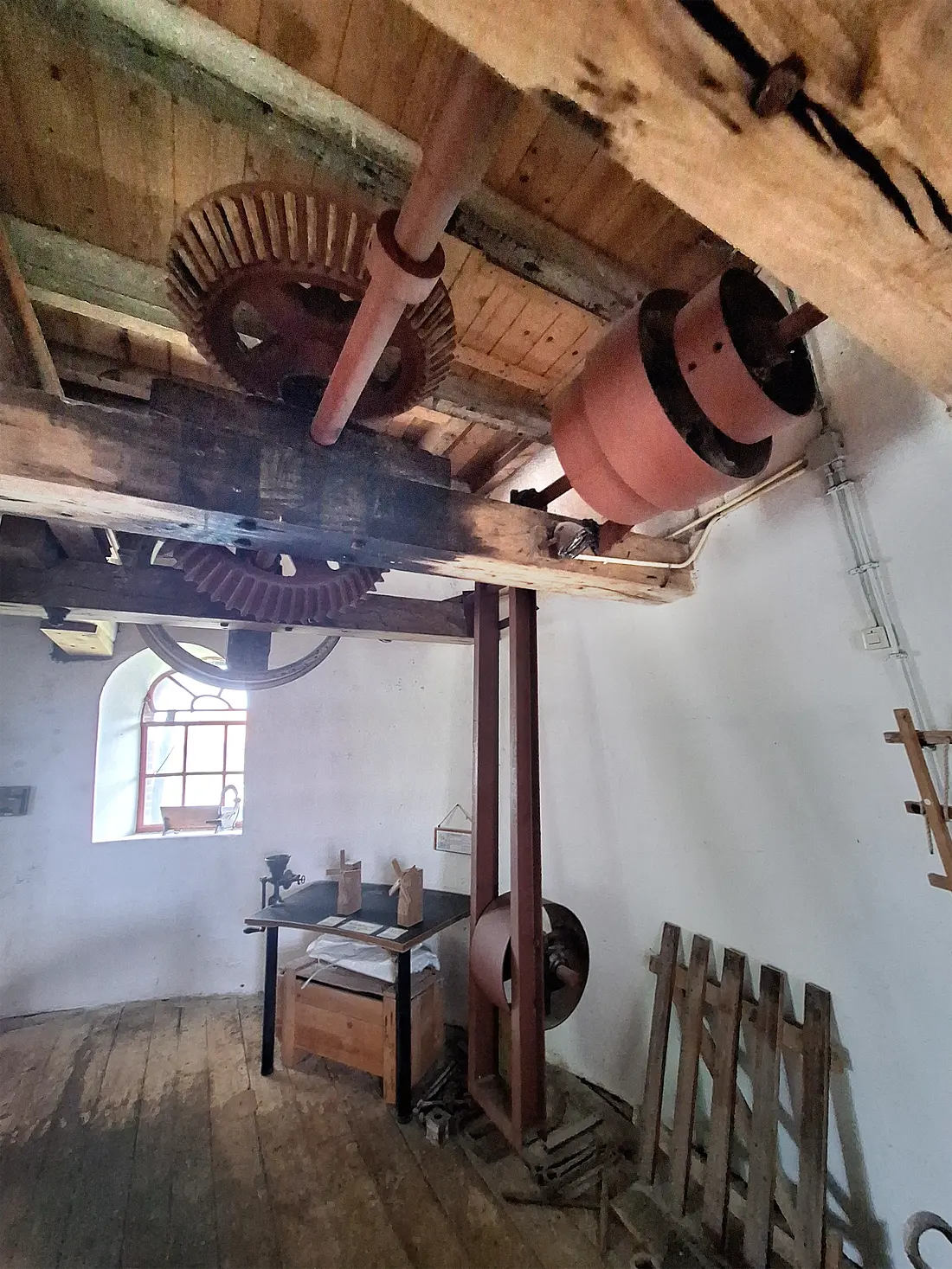 19, Molen 00909 Hackfortsche Molen / Op 't Hoge (Vorden), Jay Verkerk (14-06-2025)&nbsp;"De motoraandrijving die begin 20ste eeuw werd geplaatst om zo met een dieselmotor ook zonder wind te kunnen malen. Hiervoor moest men wel een aantal kammen uit het bovenwiel verwijderen.&nbsp; | Database Nederlandse molens