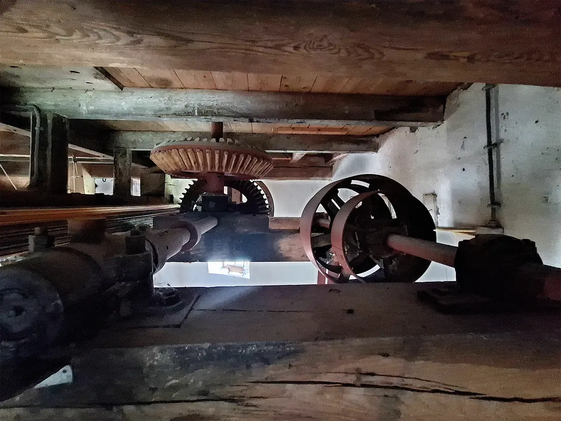 20, Molen 00909 Hackfortsche Molen / Op 't Hoge (Vorden), Jay Verkerk (14-06-2025)&nbsp;De motoraandrijving. | Database Nederlandse molens