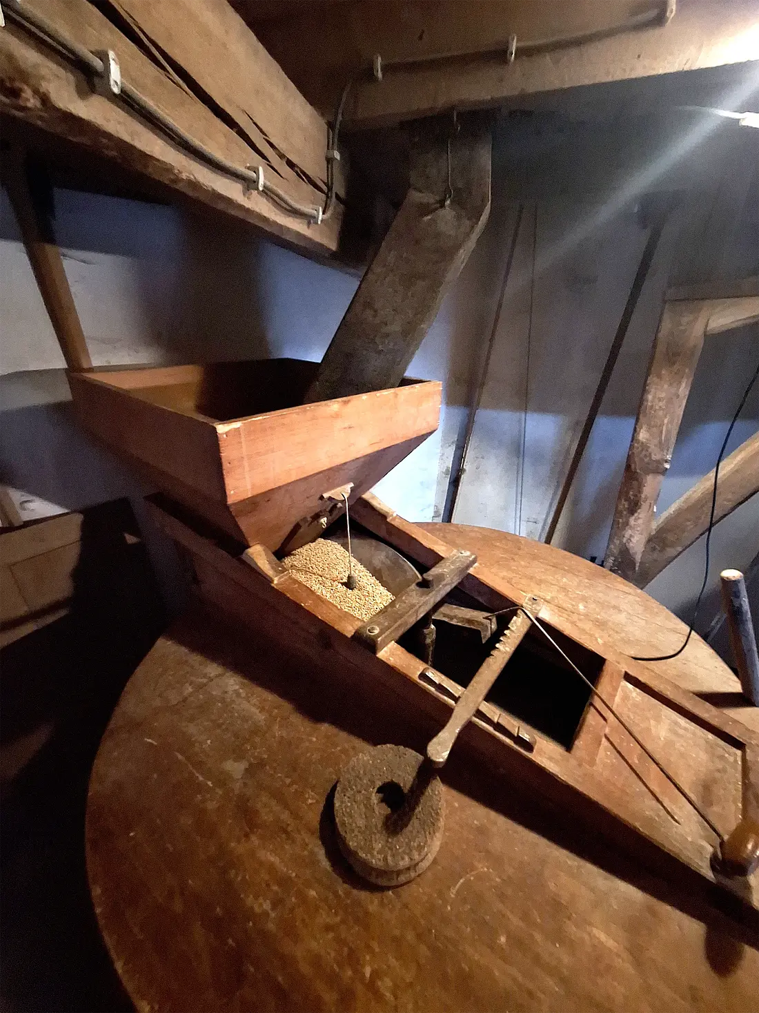 10, Molen 03120 Wenninkmolen (Lintelo), Jay Verkerk (26-07-2025)&nbsp;Het maalkoppel met toevoer, vanuit de silo een op de eerste zolder (belt). | Database Nederlandse molens