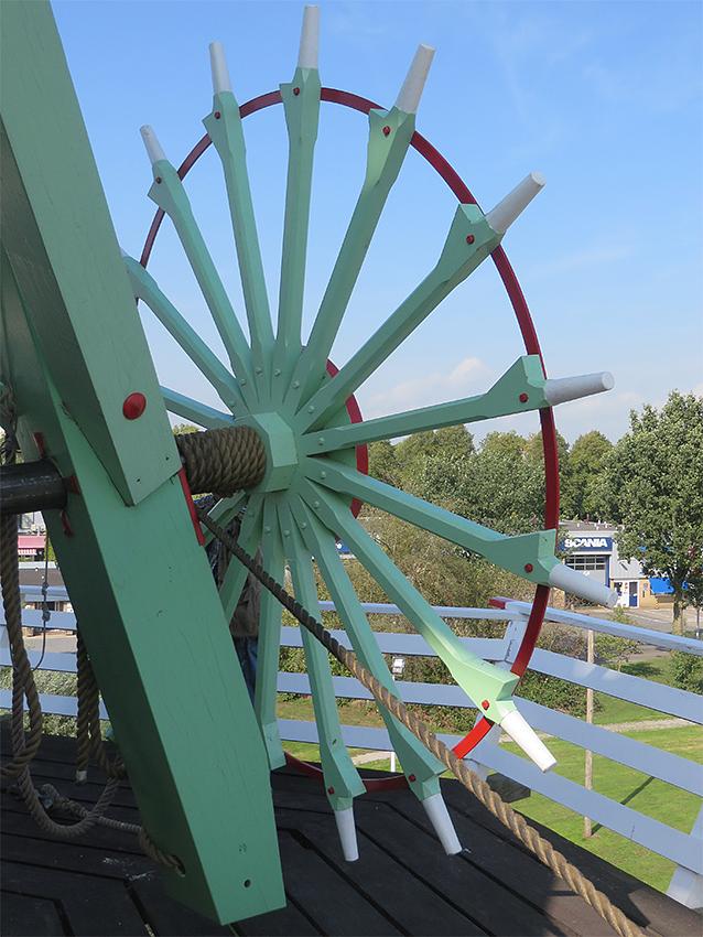 7, Molen 01449 Penninga's Molen (Joure / De Jouwer), Nelly Sonneveld (19-9-2018)Het enorme kruiwiel waarin gelopen moet worden om te kunnen kruien, op 9m hoogte. | Database Nederlandse molens