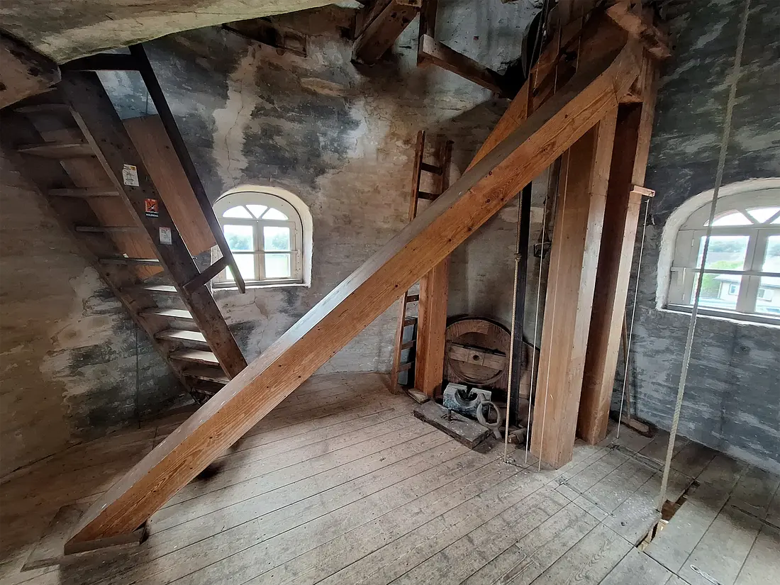 12, Molen 03120 Wenninkmolen (Lintelo), Jay Verkerk (26-07-2025)&nbsp;De elevator die in de mengketel en silo kan transporteren.&nbsp; | Database Nederlandse molens