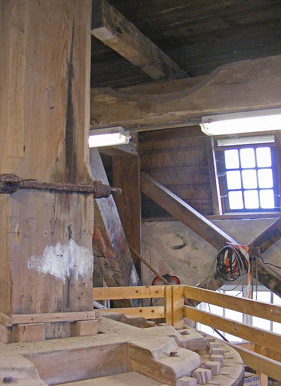 6, Molen 03234 Tochmaland (Kollum), Aan de uitholling in de legeringsbalk te zien is het duidelijk dat het achtkant een zaagmolenverleden heeft: daar draaide een krukaswiel!  Martin E. van Doornik (7-3-2015). | Database Nederlandse molens