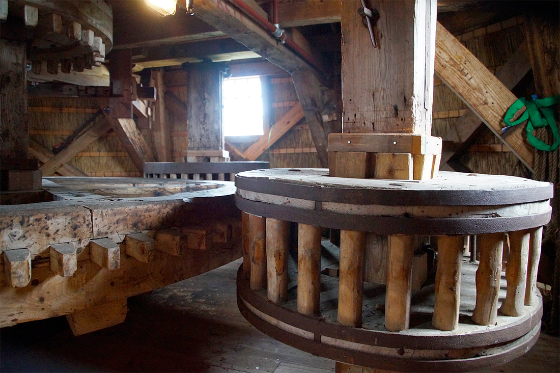 8, Molen 01452 Sweachmermolen (Langweer / Langwar), Matthieu Hoogduin (22-4-2017)Het spoorwiel met twee van de drie spillen die het aandrijft. | Database Nederlandse molens