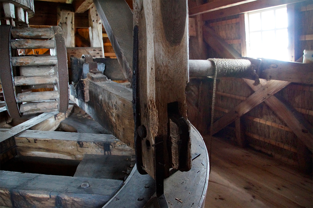 9, Molen 01452 Sweachmermolen (Langweer / Langwar), Matthieu Hoogduin (22-4-2017)Het luiwerk. Bijzonder is dat luiluiken in deze molen ontbreken. Het luitouw eindigt op de zoldervloer. Dat komt doordat er een recreatiewoning in de molen is ingebouwd. Daar wil men geen luitouw doorheen hebben, begrijpelijkerwijs. | Database Nederlandse molens