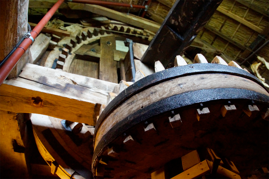10, Molen 01452 Sweachmermolen (Langweer / Langwar), Matthieu Hoogduin (22-4-2017)Foto uit de kap. Bovenbonkelaar en bovenwiel zijn goed te zien. Links een buis van de sprinkler installatie die in de molen is aangebracht. | Database Nederlandse molens