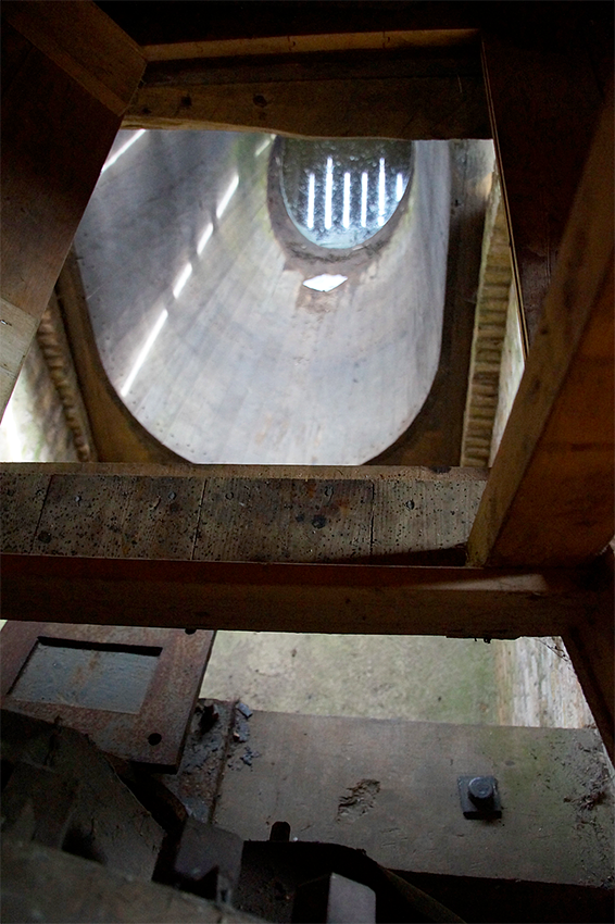 12, Molen 01452 Sweachmermolen (Langweer / Langwar), Matthieu Hoogduin (22-4-2017)Blik in de lege vijzelgang. De vijzel ontbreekt vanwege onderhoud. | Database Nederlandse molens