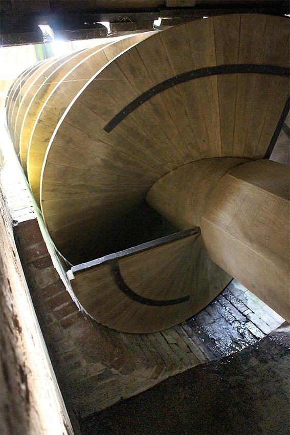 10, Molen 03179 Marswâl / Meerswal (Lollum), G.J. van Reeuwijk (17-11-2017)De houten vijzel ligt in een gemetselde vijzelbak. | Database Nederlandse molens