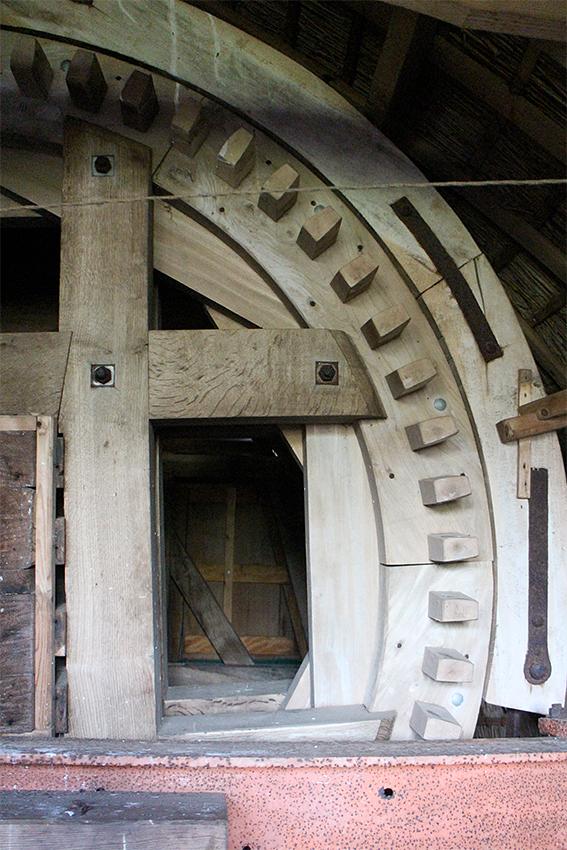 15, Molen 03179 Marswâl / Meerswal (Lollum), G.J. van Reeuwijk (17-11-2017)De molen een een groot bovenwiel. Dit kenmerk komt bij alle nieuw gebouwde molens van J.H.Westra uit het begin van de 20e eeuw voor. De lange spruit is een stalen H balk.  | Database Nederlandse molens