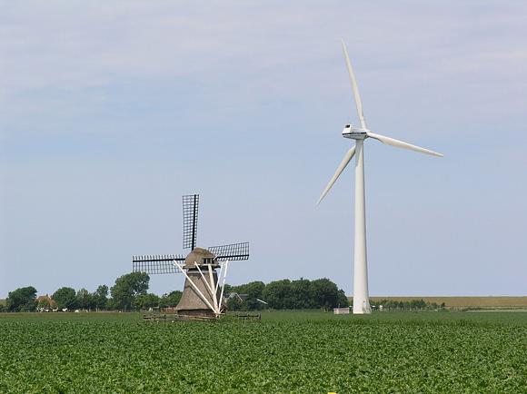 3, Molen 03041 Klaailânsmûne / De Kleilânsmole (Marrum), Oud en nieuw gebroederlijk bijeen.... Willem Jans (21-6-2008).  | Database Nederlandse molens