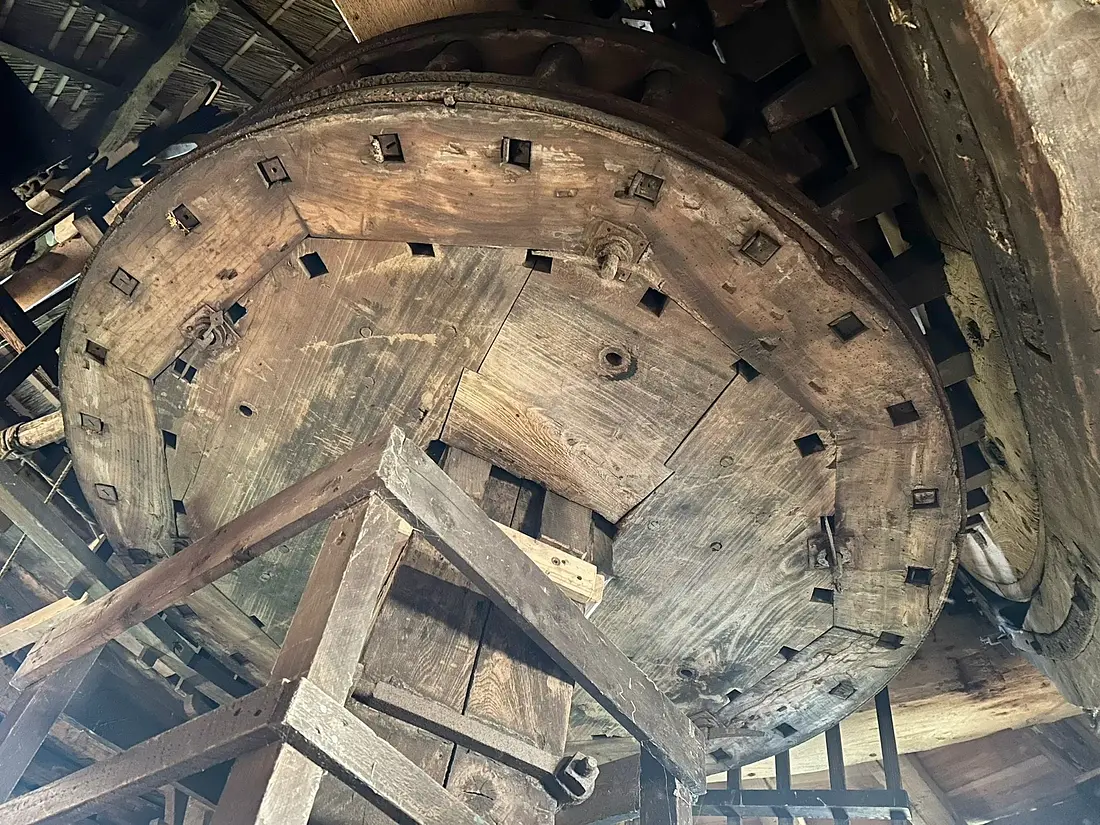 13, Molen 00064 Barremolen (Zoeterwoude), Jannick Schouten (29-09-2025). Ingezonden door Bram de Vries.Deze foto laat zien dat de bovenschijf vergroot is om de molen te vertragen. De oude gaten van de staven zijn nog goed te zien.&nbsp; | Database Nederlandse molens
