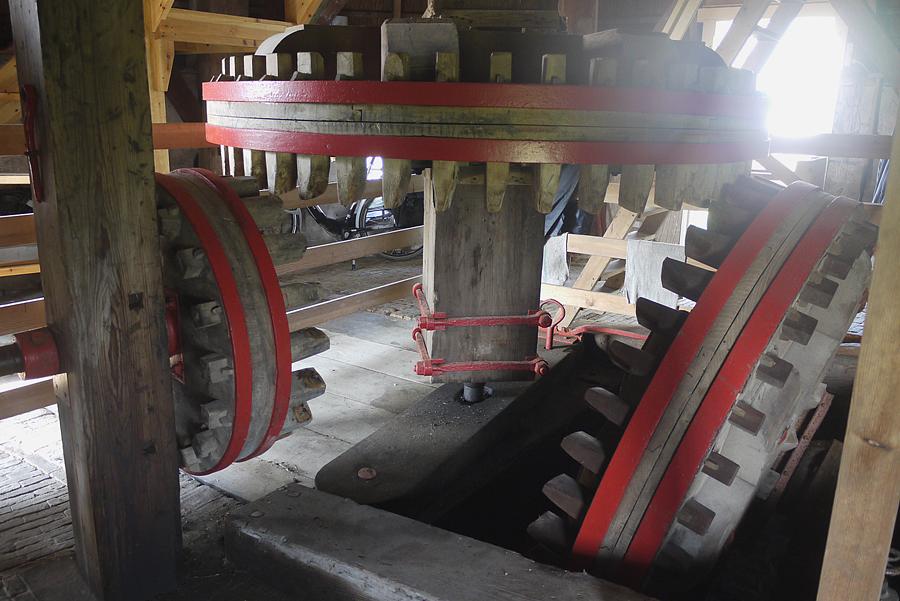 9, Molen 03830 De Marsumermolen (Marssum / Marsum), Matthieu Hoogduin (29-3-2014)Bonkelaar met rechts de aandrijving van de vijzel en links de aandrijving van de inmaal-installatie. | Database Nederlandse molens