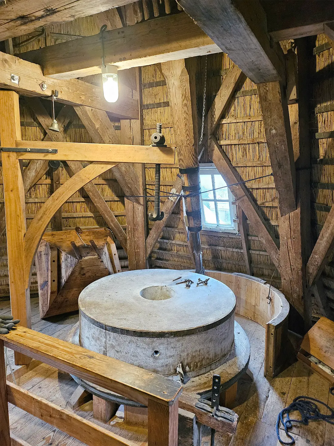 16, Molen 02760 Windlust (Noordwolde), Linda de Vries (06-12-2025)&nbsp;Maalkoppel met 15der kunststenen op steenzolder | Database Nederlandse molens