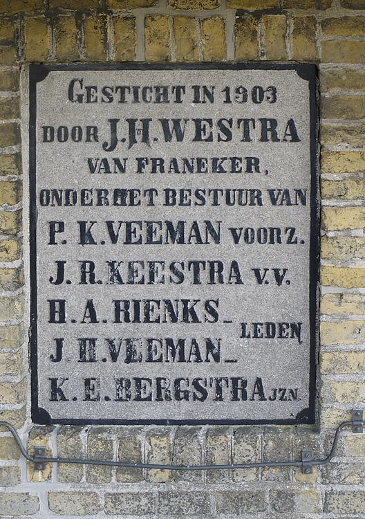 5, Molen 03830 De Marsumermolen (Marssum / Marsum), Gevelsteen met de namen van de stichters.  Matthieu Hoogduin (29-3-2014). | Database Nederlandse molens
