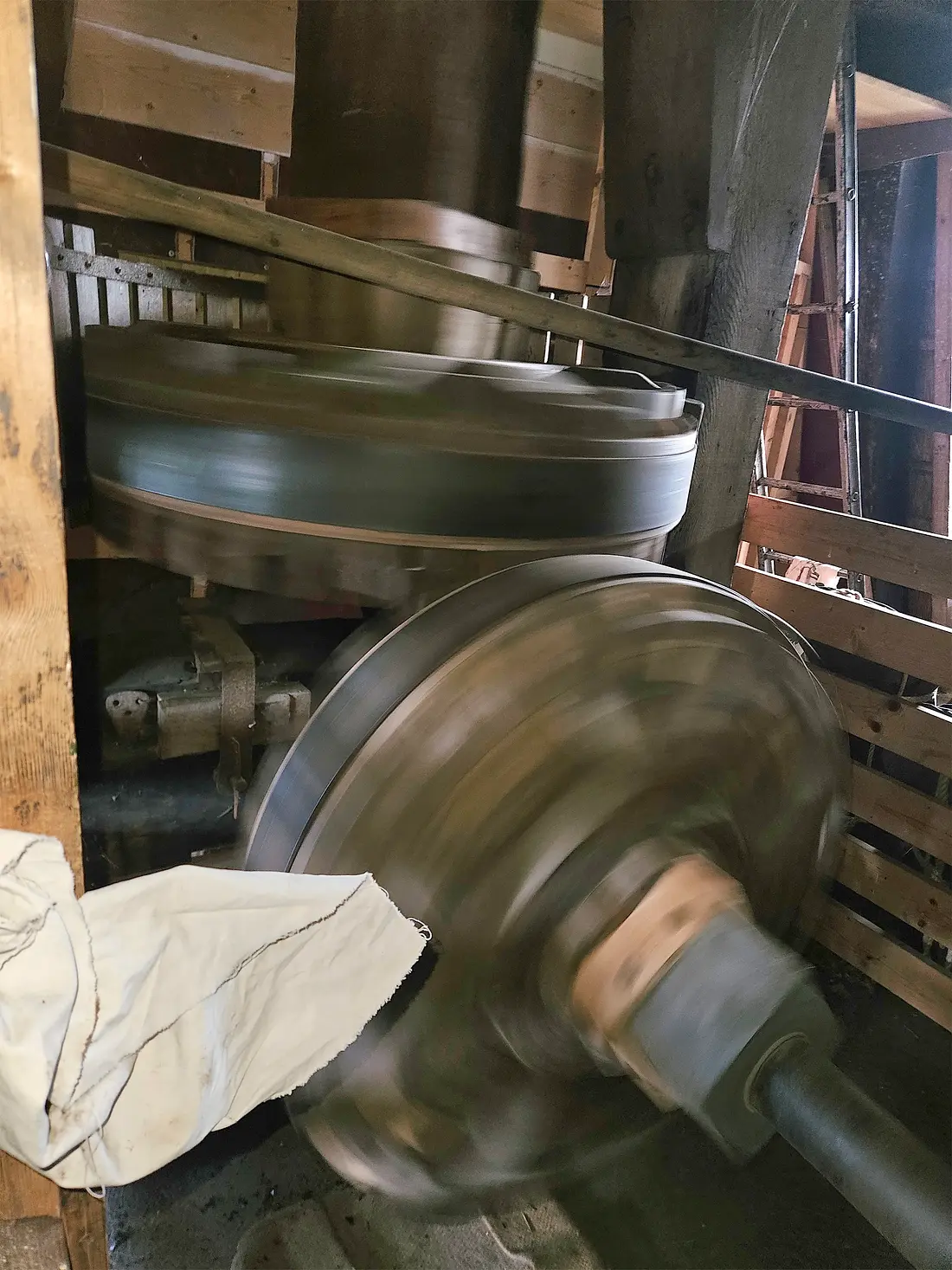 13, Molen 01812 Rode Molen (Oud Ade), Lukas Vandael (26-10-2025)&nbsp;Onderbonkelaar met haakse overbrenging richting de vijzel die buiten de molen ligt. | Database Nederlandse molens