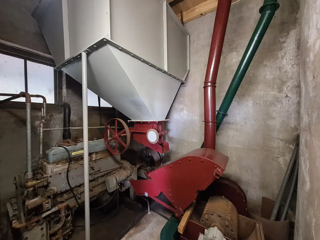 22, Molen 00866 Sint Martinus (Didam), Jay Verkerk (07-06-2025)&nbsp;Het "motorhok" met een dieselmotor, silo, hamermolen en een electromotor (buiten beeld). | Database Nederlandse molens