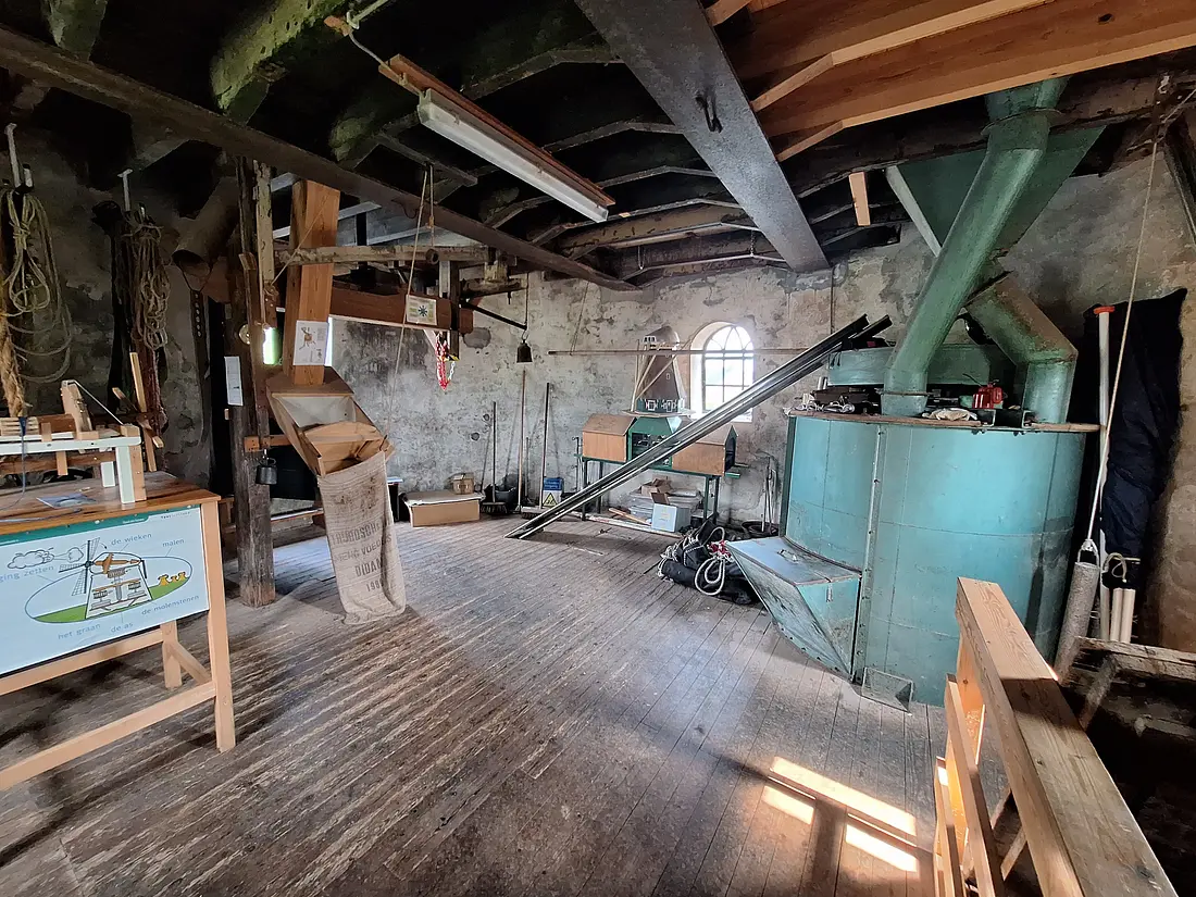18, Molen 00866 Sint Martinus (Didam), Jay Verkerk (07-06-2025)&nbsp;Blik op de maalzolder met een mengketel en een maalbak. | Database Nederlandse molens