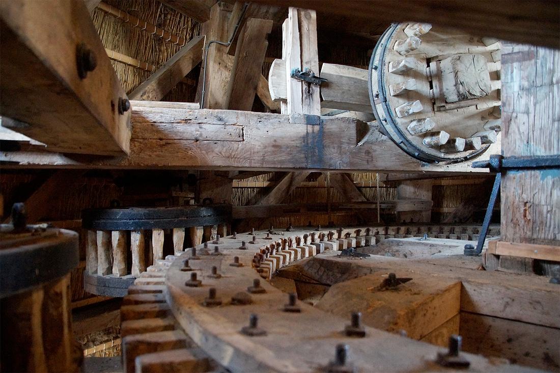 10, Molen 03227 Ropta (Metslawier / Mitselwier), Matthieu Hoogduin (9-10-2021)Het gaande werk met pelsplillen en maalspillen. | Database Nederlandse molens
