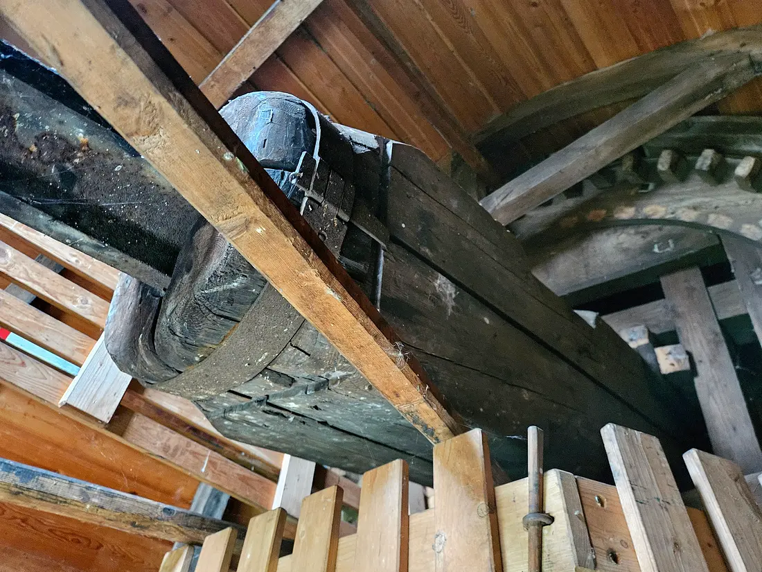 14, Molen 12360 Munnikkenmolen (Leiderdorp), Lukas Vandael (26-10-2025)&nbsp;De bovenas met de vulstukken. | Database Nederlandse molens