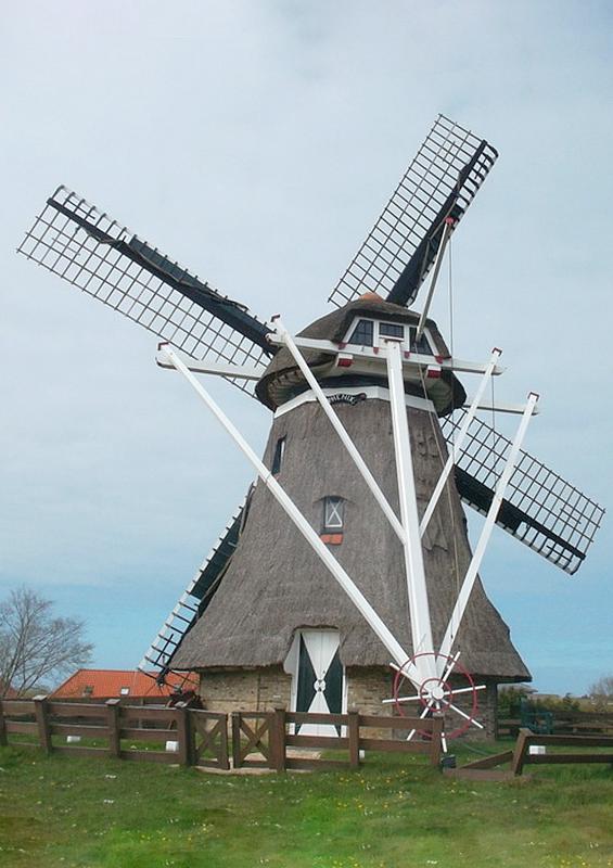 2, Molen 03221 De Phenix (Nes (Ameland)),  Nick Bakker (4-5-2013)De molen in de rouw, i.v.m. de Dodenherdenking. | Database Nederlandse molens