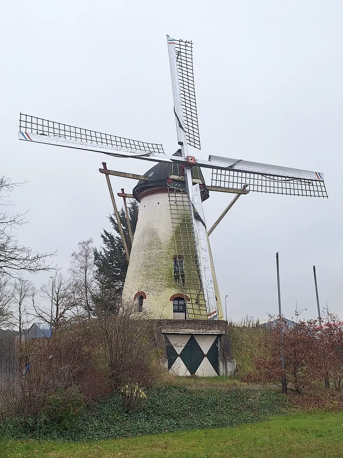 Molen 02577 De Hellemolen (Reek), Jay Verkerk (17-12-2025)&nbsp;Helaas begint de molen alweer te vervallen... | Database Nederlandse molens