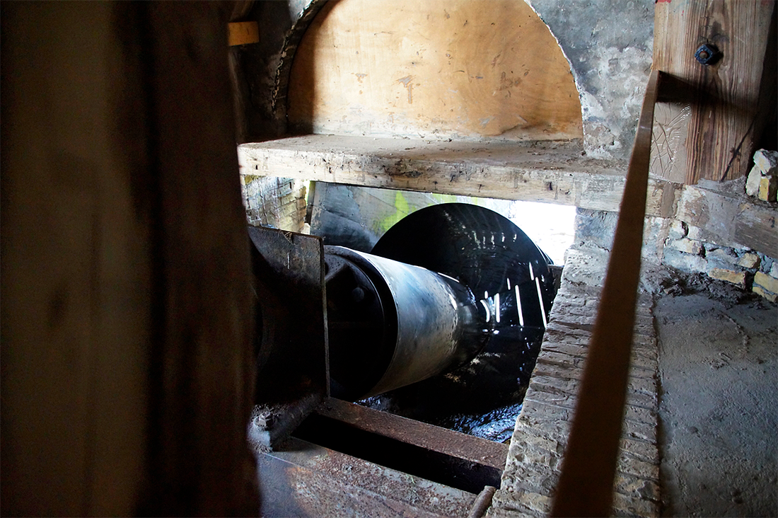 9, Molen 06432 Het Zwaantje / Huitebuurstermolen (Nijemardum / Nijemirdum), Matthieu Hoogduin (22-4-2017)Blik op de draaiende vijzel in de vijzelgang. | Database Nederlandse molens