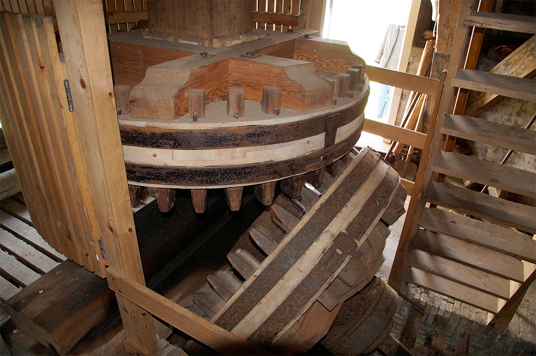 11, Molen 06432 Het Zwaantje / Huitebuurstermolen (Nijemardum / Nijemirdum), Matthieu Hoogduin (22-4-2017)Overbrenging van de spil op de vijzel. | Database Nederlandse molens