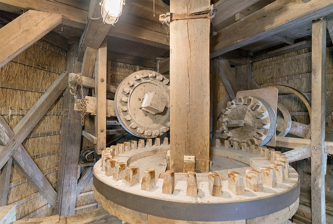 12, Molen 02756 De Vlijt (Diever), Marcel van Nies (3-10-2020)Luitafel met links het luiwerk en rechtsachter de riemschijf.  | Database Nederlandse molens