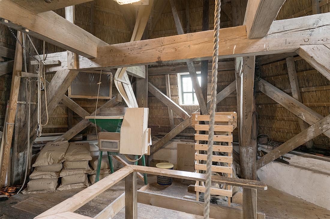 14, Molen 02756 De Vlijt (Diever), Marcel van Nies (3-10-2020)De pletter (links) en de roggebreker (rechts). Beide worden door de molen aangedreven.  | Database Nederlandse molens