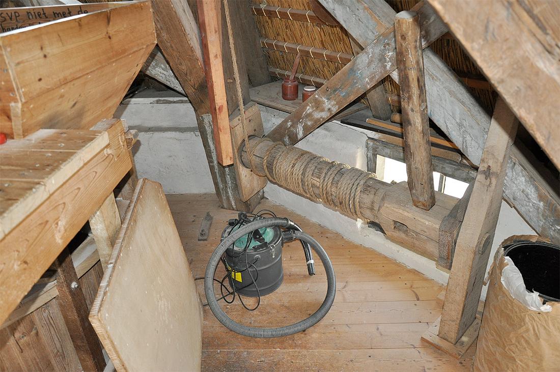 17, Molen 02756 De Vlijt (Diever), Jesse Bergquist (10-7-2019)De kaapstander, die vroeger gebruikt werd om de steenspil te lichten | Database Nederlandse molens