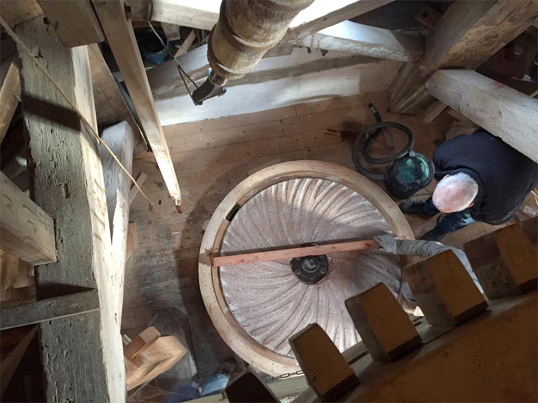 18, Molen 02756 De Vlijt (Diever), Sander Boom (18-1-2020)De ligger wordt “gerijd”, hiermee worden ongelijkheden gemarkeerd. Linksboven hangt de steenspil. | Database Nederlandse molens