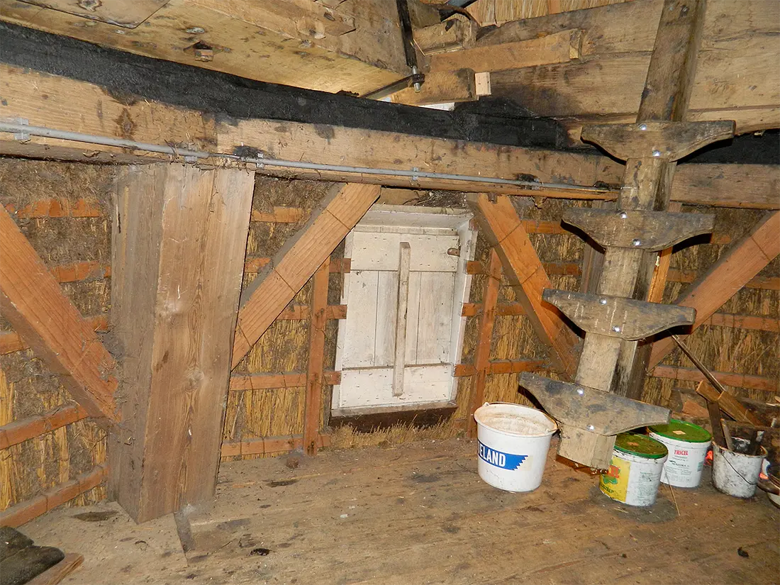13, Molen 02734 De Heidebloem (Erica), Vincent Mepschen (28-10-2021)Kapzolder met teerluik op het Noorden. | Database Nederlandse molens