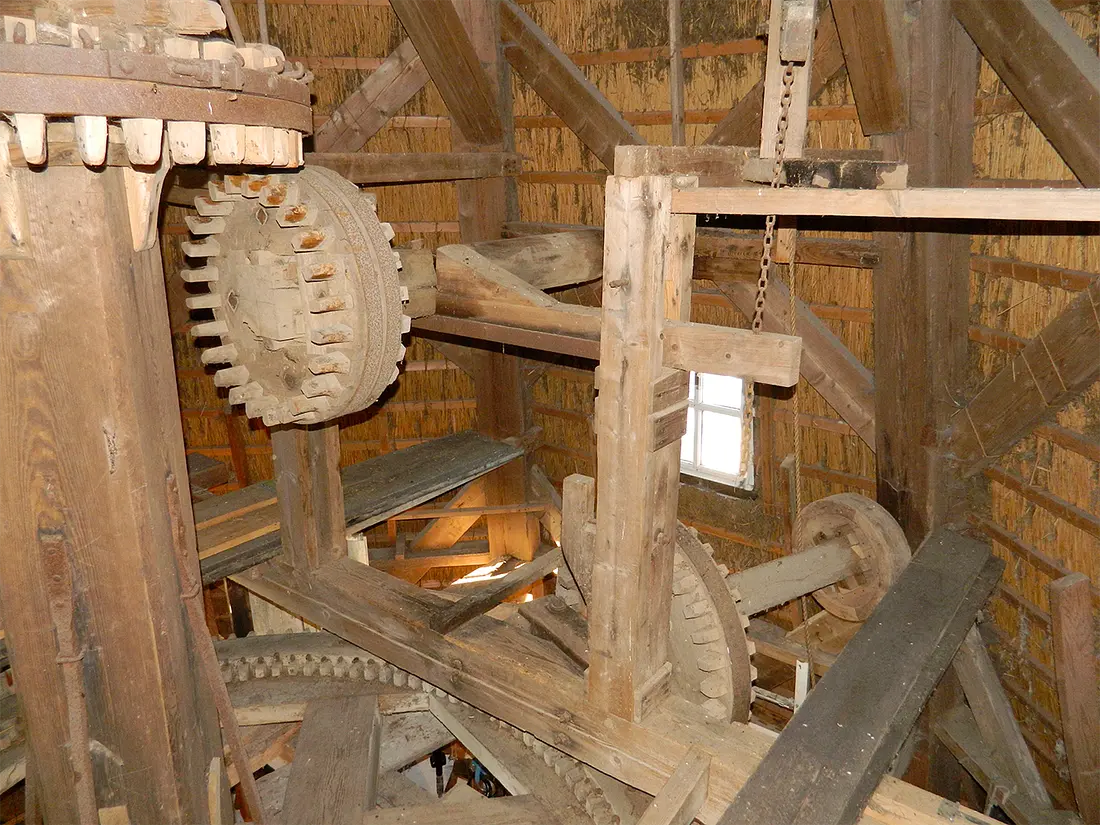 15, Molen 02734 De Heidebloem (Erica), Vincent Mepschen (28-10-2021)Kammenluiwerk, rechtsonder aandrijving voor de koekenbreker op het spoorwiel. | Database Nederlandse molens