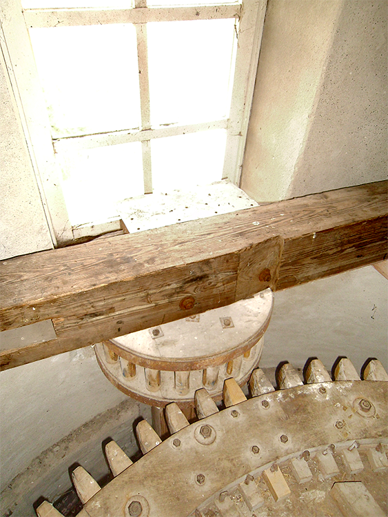 7, Molen 10277 De Juffer (Gasselternijveen), Rik Treur (17-9-2016)Door de krappe ruimte bovenin de molen bevindt zich het steenrondsel in het raamkozijn. | Database Nederlandse molens