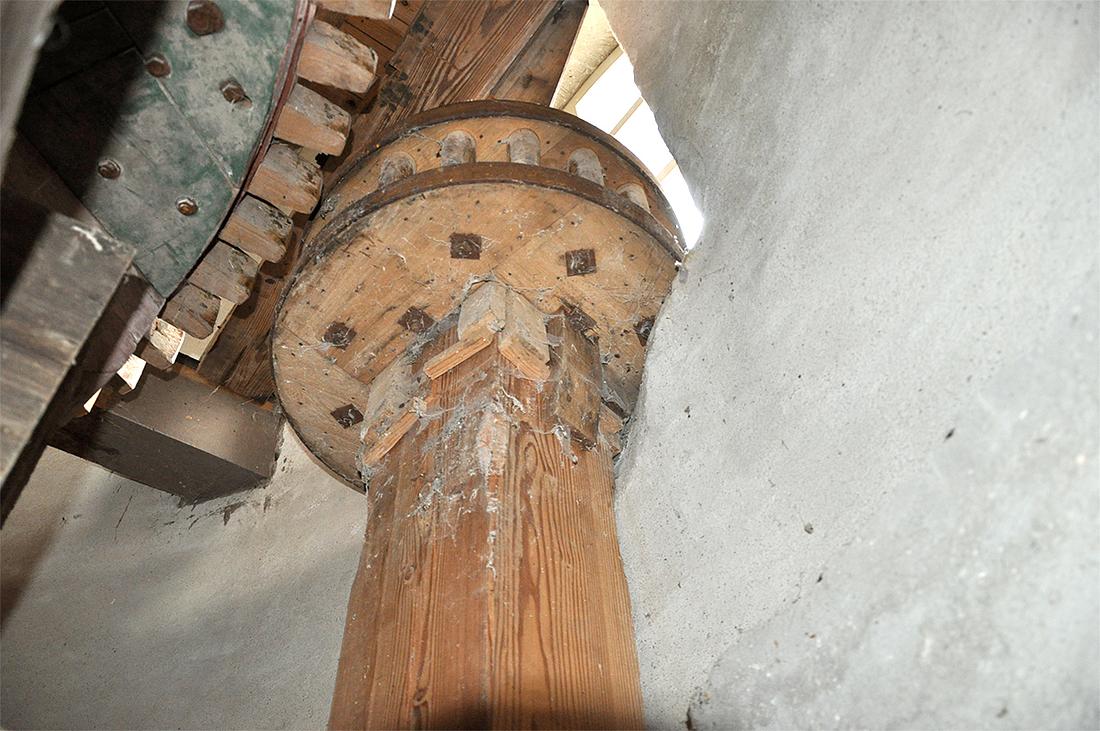 12, Molen 10277 De Juffer (Gasselternijveen), Jesse Bergquist (10-7-2019)Hier is goed te zien dat het steen rondsel er eigenlijk niet in past en er daarom een stuk uit de muur is gehakt. | Database Nederlandse molens