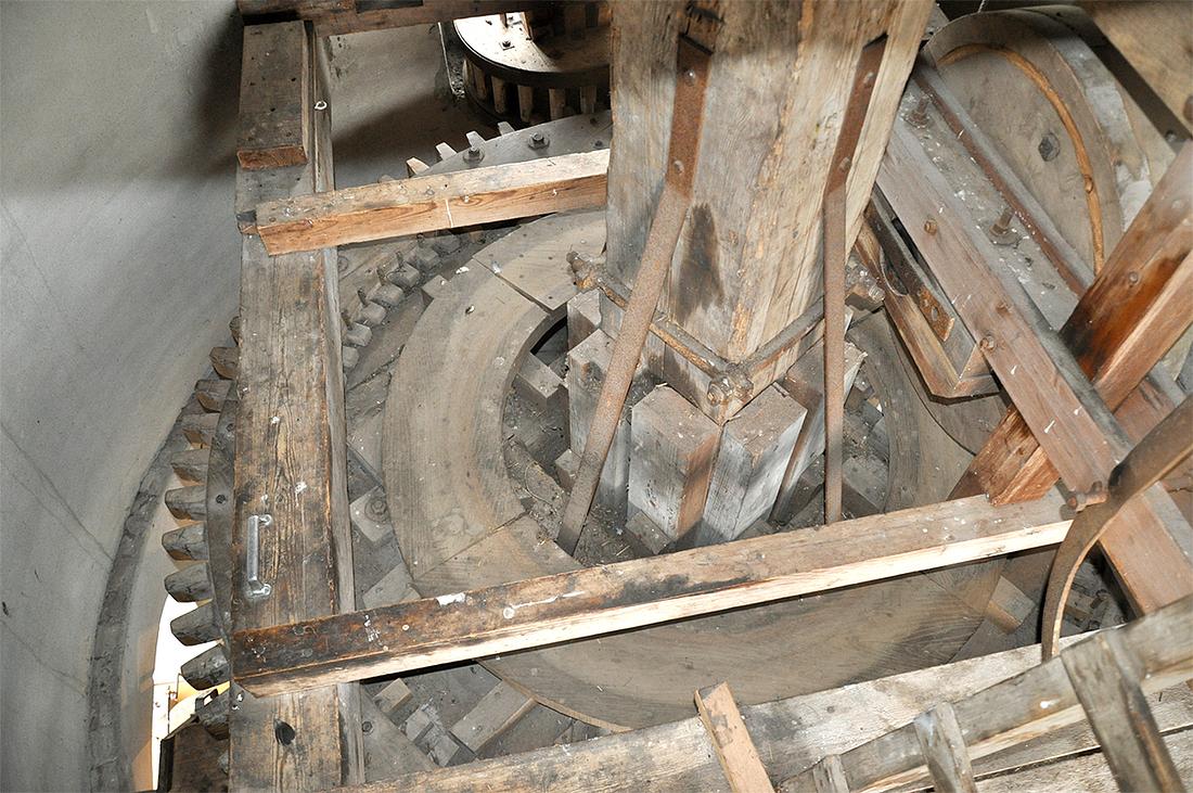 14, Molen 10277 De Juffer (Gasselternijveen), Jesse Bergquist (10-7-2019)Het spoorwiel en de luitafel. | Database Nederlandse molens