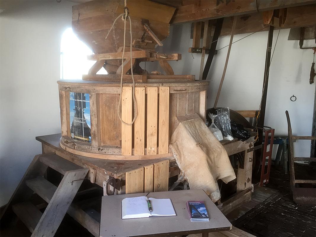 15, Molen 04419 De Eendracht (Gieterveen), Sander Boom (22-12-2019)De elektrische maalstoel op de begane grond. | Database Nederlandse molens
