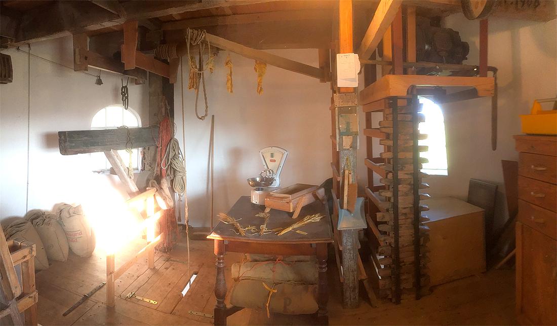 17, Molen 04419 De Eendracht (Gieterveen), Sander Boom (22-12-2019)De aandrijving van de maalstoel, compleet met bijbehorend luiwerk en steenkraan. Het luiwerk word in werking gesteld door het aandrijfwiel een eindje op te tillen, waardoor een riem op spanning komt. | Database Nederlandse molens