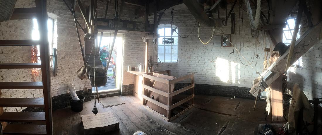 18, Molen 04419 De Eendracht (Gieterveen), Sander Boom (22-12-2019)Een overzicht van de stellingzolder. De regulateur is afkomstig van de Molen van Brands te Rolde. | Database Nederlandse molens
