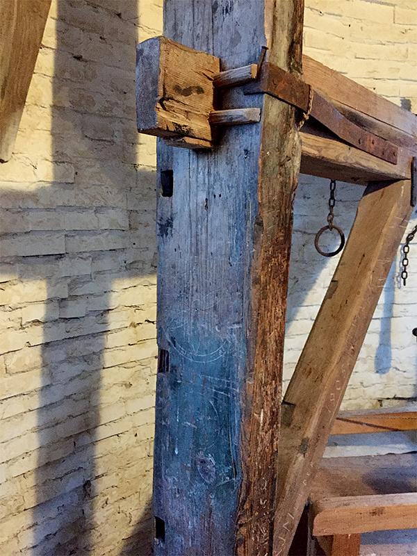 20, Molen 04419 De Eendracht (Gieterveen), Sander Boom (22-12-2019)De staander van de steenkraan is gemaakt van een oude roede. | Database Nederlandse molens