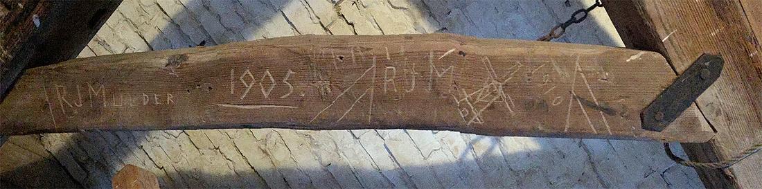 21, Molen 04419 De Eendracht (Gieterveen), Sander Boom (22-12-2019)Het korbeel van de steenkraan. Het molentje staat in het echt uiteraard rechtop. | Database Nederlandse molens