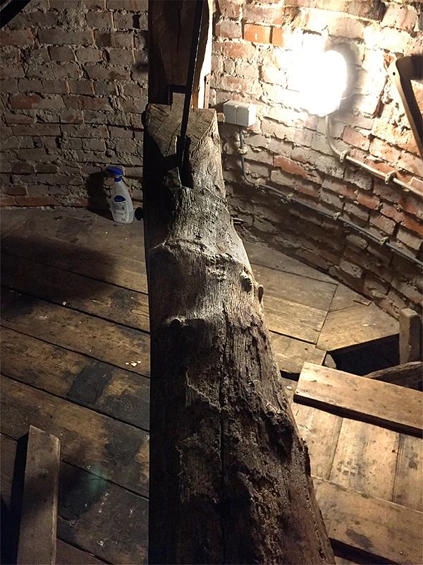 23, Molen 04419 De Eendracht (Gieterveen), Sander Boom (22-12-2019)De opvallende vangbalk. | Database Nederlandse molens
