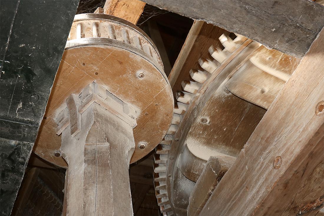 11, Molen 01262 De Zwaluw (Hoogeveen), Ronald Bakker (24-8-2019)Spoorwiel en steenspil. | Database Nederlandse molens