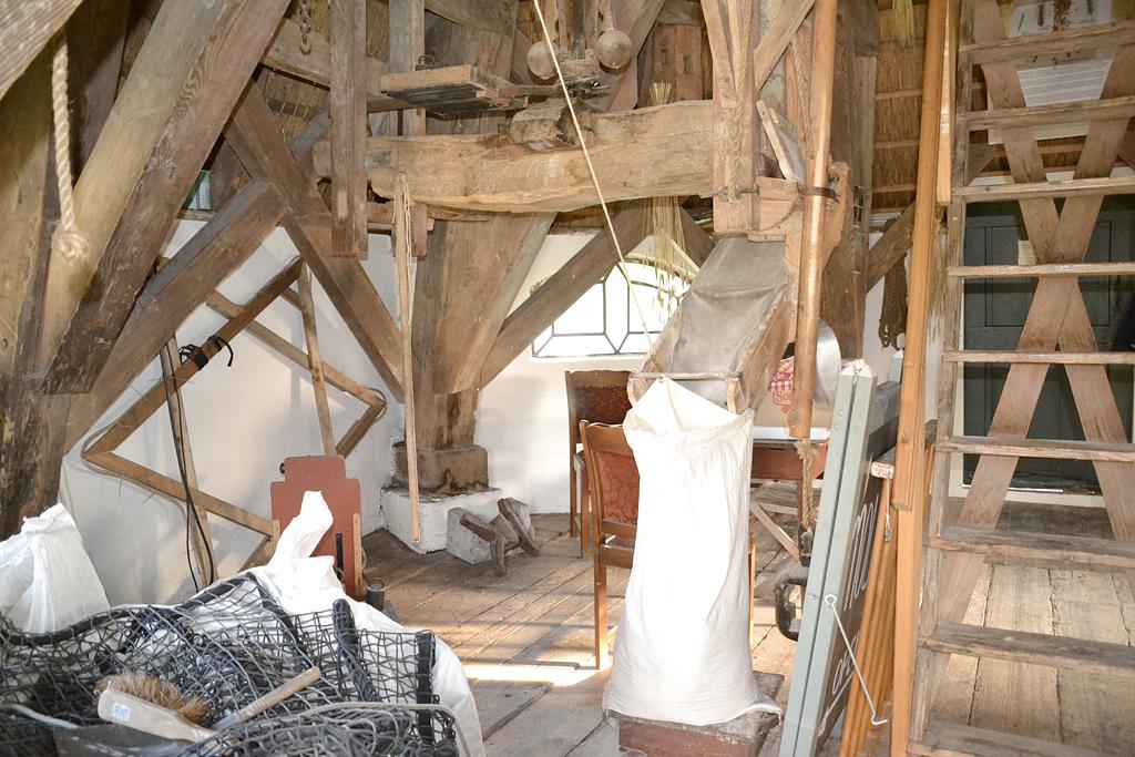 8, Molen 00689 (Naamloos) (Makkum), Rob Pols (23-5-2012).Het interieur op de begane grond. Het achtkant is gebouwd op penanten. De achtkantstijlen staan binnen de veldmuren. | Database Nederlandse molens