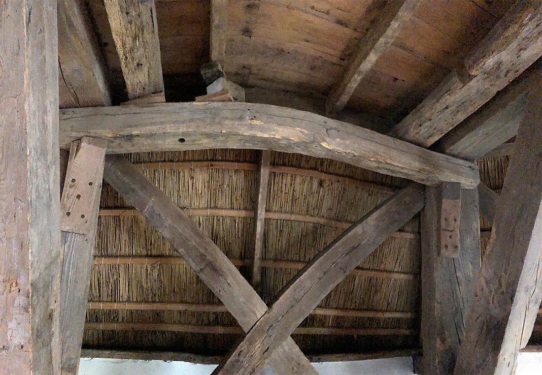 13, Molen 00689 (Naamloos) (Makkum), Sander Boom (1-4-2021)De balk tussen de achtkantstijlen is waarschijnlijk een overblijfsel van een tweede maalkoppel dat ooit tegenover het andere maalkoppel moet hebben gelegen.  | Database Nederlandse molens