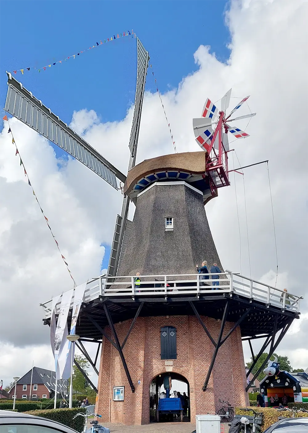 Molen 10068 Sterrenberg (Nijeveen), Milan Kats (1-10-2022)De molen draaiend tijdens de officiële heringebruikname op 1 oktober 2022. | Database Nederlandse molens