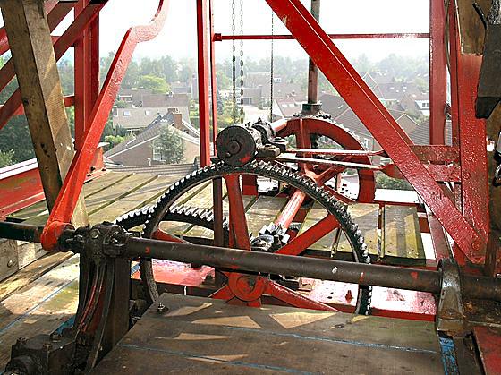 7, Molen 10068 Sterrenberg (Nijeveen), De constructie van de stoel van de windroos.  Willem Jans (29-7-2006). | Database Nederlandse molens