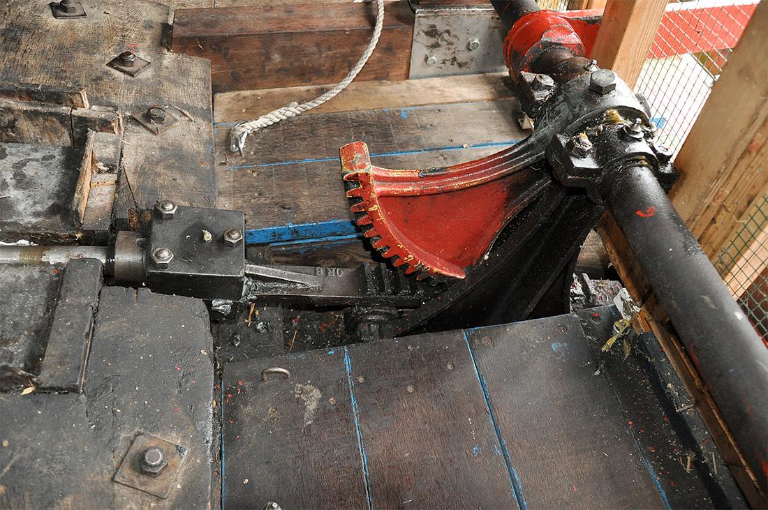 9, Molen 10068 Sterrenberg (Nijeveen), Jesse Bergquist (13-7-2019)Bediening van de zelfzwichting in de kap. | Database Nederlandse molens