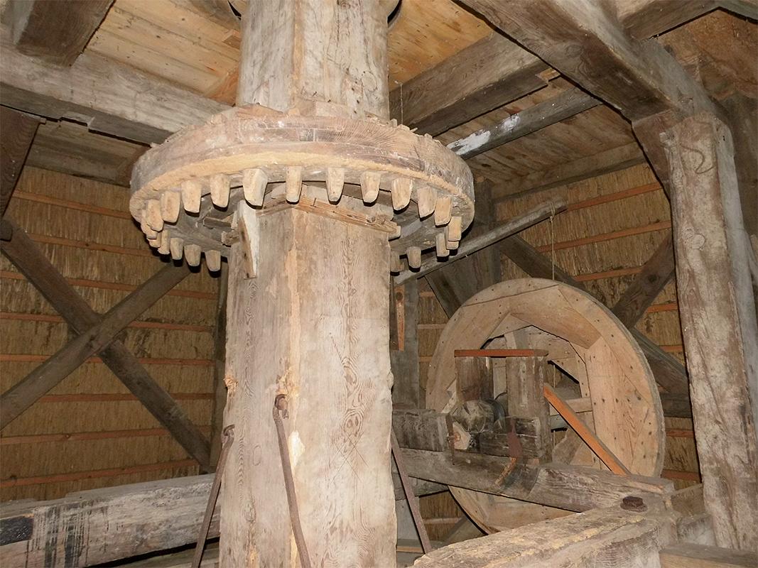14, Molen 02743 Albertdina (Noord-Sleen), Coen Manche (29-2-2020)Het luiwerk. Voorheen kammenluiwerk, nu sleepluiwerk. | Database Nederlandse molens