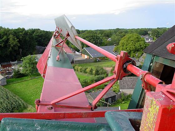 4, Molen 04432 De Hoop (Norg), Harmannus Noot (26-8-2006)Nogmaals het Bilau-systeem, maar dan gezien vanaf de aszijde van de kap.  | Database Nederlandse molens