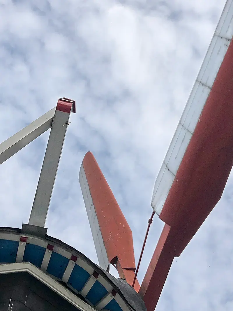 6, Molen 04432 De Hoop (Norg), Sander Boom (29-10-2022)Het Bilau-systeem met de kleppen gesloten. De achterkant is gestroomlijnd.  | Database Nederlandse molens